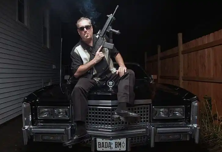 美摄影师镜头展示枪支爱好者持枪照