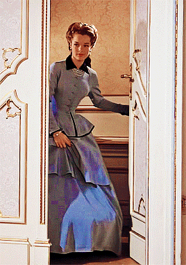 第三十四套:茜茜公主的青色蓬蓬裙,裙子饰有蓝色绣花腰封