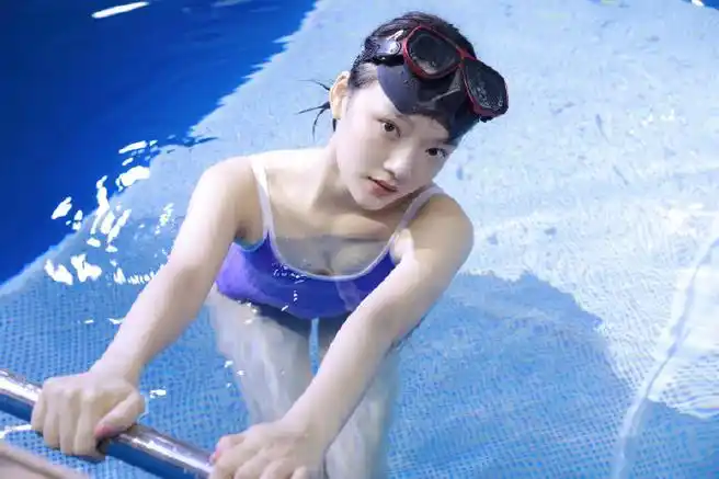 穿泳装的@演员任敏真的像夏日里的一股清凉呢!