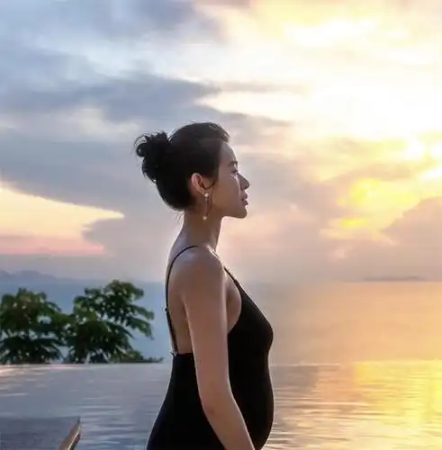 才过去三个月,胡杏儿孕肚像吹气球大变样,与儿子水中嬉戏好温馨