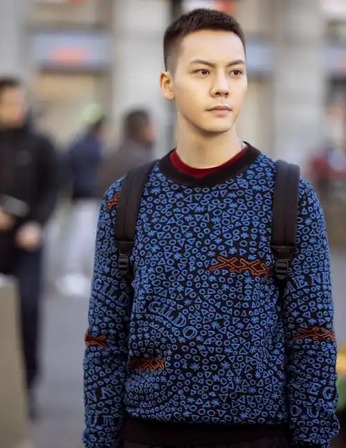 有"种痞"帅叫陈伟霆,看到他的寸头造型,网友:男人该有的样子