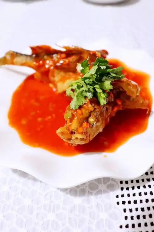 香菜1根淀粉4大勺糖醋黄花鱼的做法1,黄花鱼洗净去除内脏,两面切花2