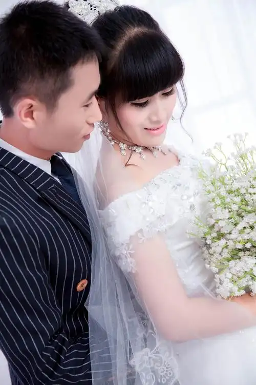 新郎赵伟与新娘王菲菲郑重的邀请您参加我们的婚礼