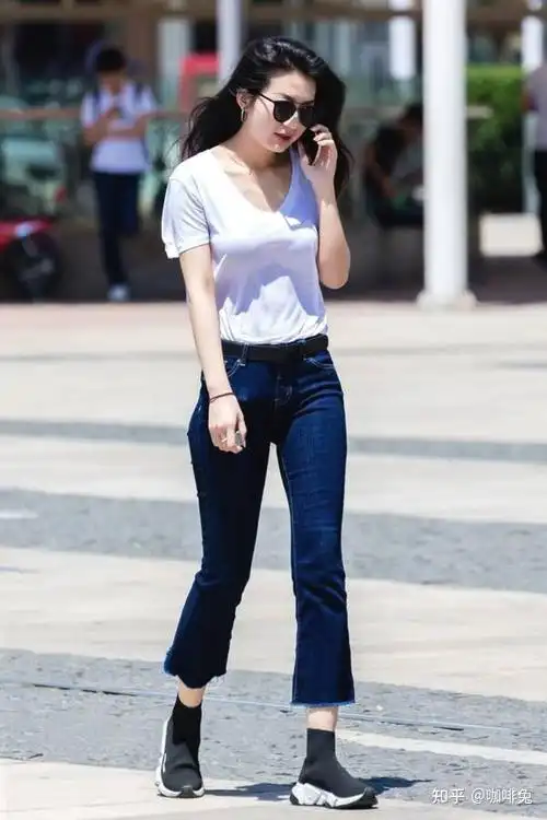 时尚街拍夏天不知道怎么穿试试白色t恤时髦又百搭