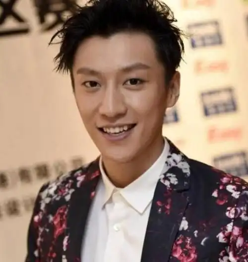 乔任梁爸爸悲伤露面无意揭开乔任梁死亡之谜满手创痕惹担忧