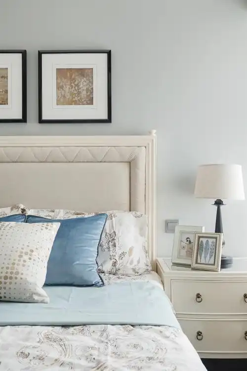 80平简约美式装修床头一隅