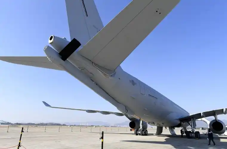 韩国空军首架空客a330加油机进行空中加油训练