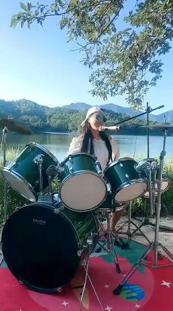 最近这个小姐姐火了,好喜欢她敲架子鼓的样子,实在太美了