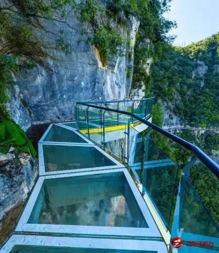 第二站,探险绝壁玻璃栈道"云端廊桥"向外悬挑26.