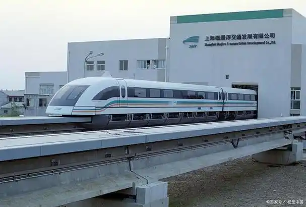 磁浮铁路即磁悬浮铁路,属于轨道交通,是由无接触的磁力支承,磁力导向