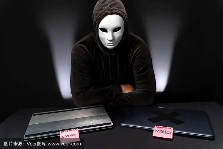 蒙面黑客戴着面具在两台笔记本电脑上,一台是弱密码,另一台是强密码