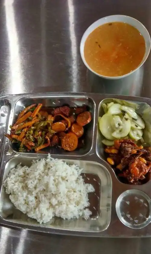 农村学校食堂美食,8块钱一餐就吃这样的饭菜,值吗?