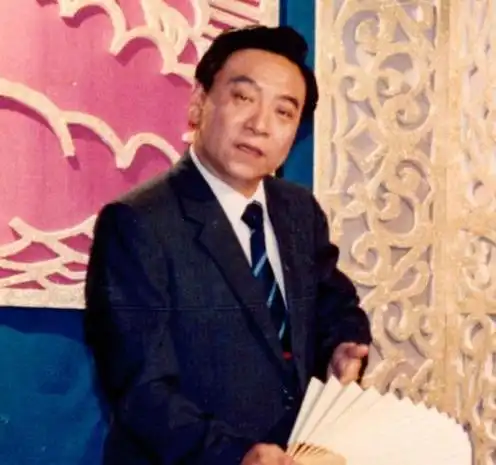 北京评书名家,自幼酷爱评书艺术,师承评书老艺人段兴云,并私淑连阔如