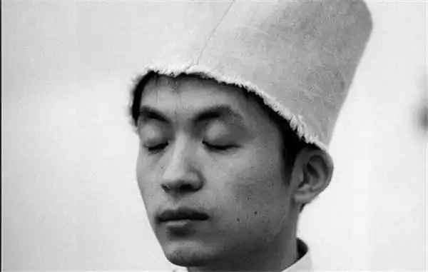 诗人顾城杀妻后,儿子木耳被姑姑带到国外读书,现在如何了?