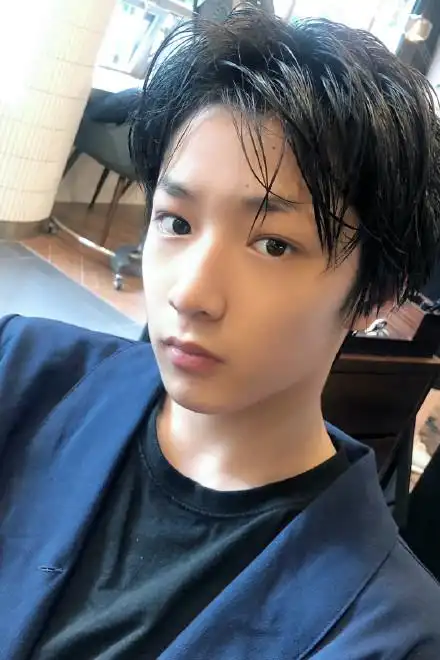 又苏又野,刘耀文素颜湿发随拍上线!_腾讯新闻