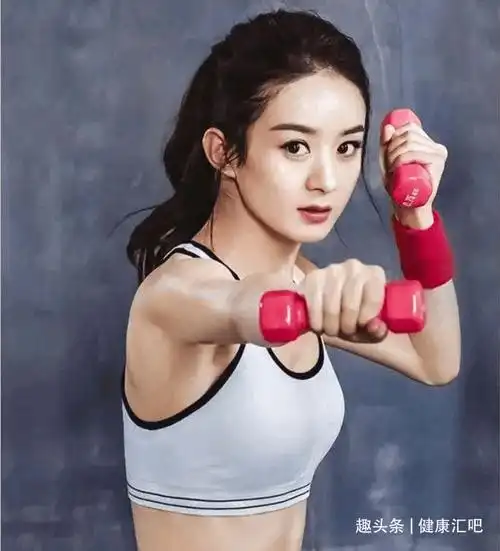 王丽坤迪士尼游玩被拍,身材纤细皮肤白皙,40岁依旧少女感满满