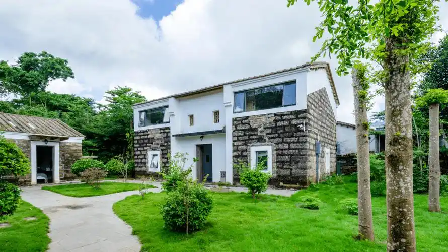 民宿由几个小院子组成,房子主体建筑都是用涠洲岛特色珊瑚石建成的,主