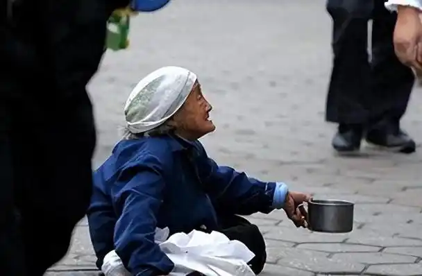 几年前,街头巷尾总是充斥着可怜的乞丐.他们穿着破烂不堪的衣服