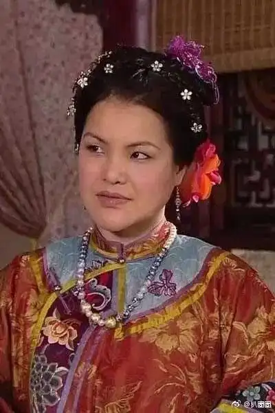 她是香港第一女丑出道30年毕生积蓄捐建小学51岁至今未婚