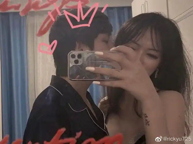 狗粮来了明凯女友晒二人甜蜜合照