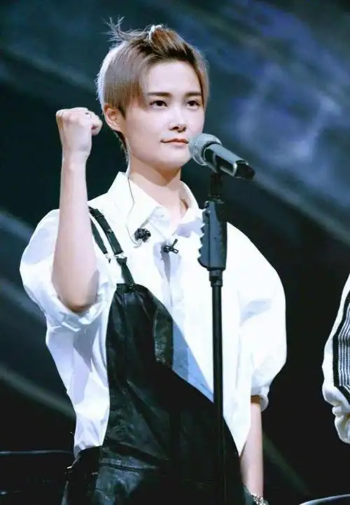 李宇春旧照曝光,坐在凳子上的姿势,暴露了啥?_娱乐_爱讯头条