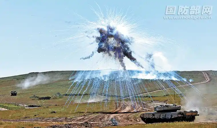 图为战车发射烟雾弹. 荣晓怡摄 来源:解放军报