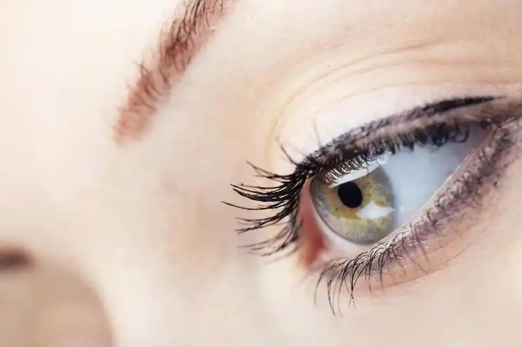 眼部整形眉毛纹绣睫毛美容用经典的烟熏妆容拍出美丽的女性大眼睛眉毛