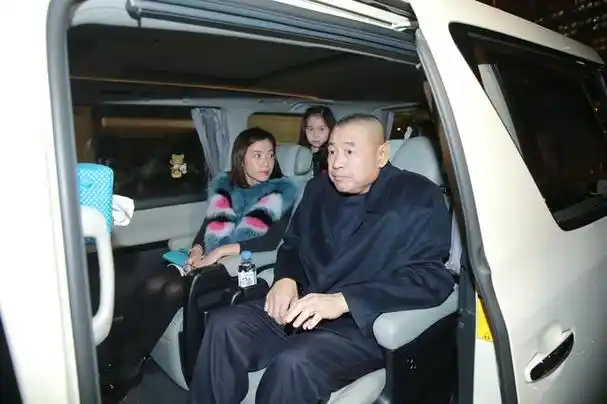 2021年恒大暴雷之初,刘銮雄的妻子甘比还曾经公开支持恒大,当时甘比说