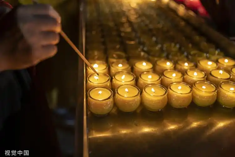 中秋佳节,广宁桥龙华寺举行点灯祭月活动.视觉中国 资料图