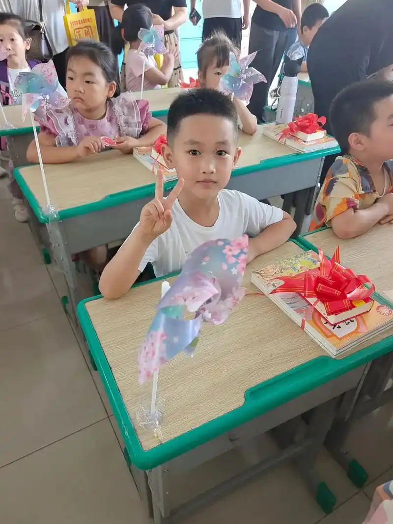 我的男孩,恭喜你开启你的小学生涯. 正式成为一名一年级的小学生了