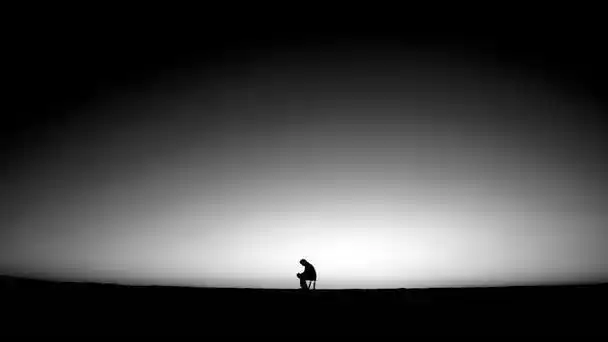 双亲离开后某独生女现状:回娘家居住大院空旷,夜坐摇椅形单影孤