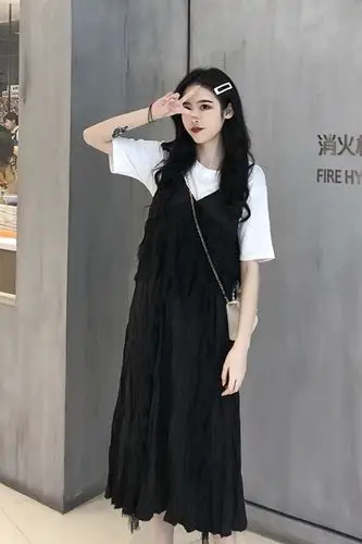 夏季v领桔梗法式初恋休闲显瘦吊带连衣裙搭配纯白圆领t恤两件套