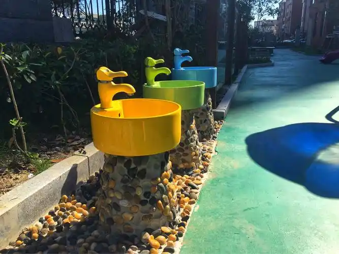 游乐区的一旁,贴心打造了三处可爱的卡通水池,以便孩子们在户外游戏后