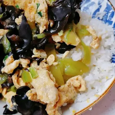 黄瓜木耳炒鸡蛋盖浇饭