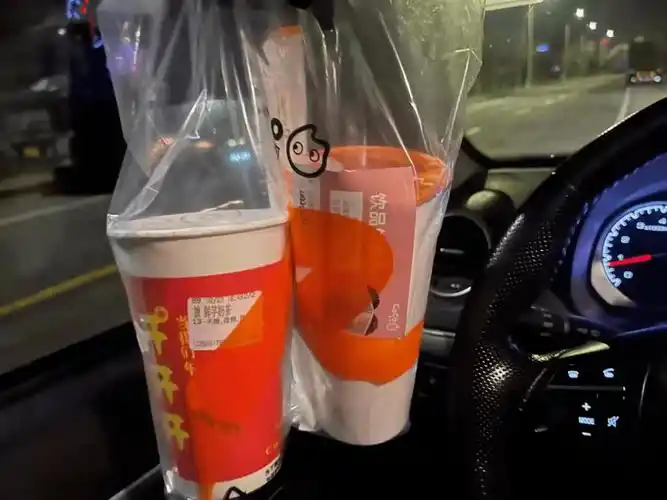 威海一外卖小哥扔下两杯奶茶跑了