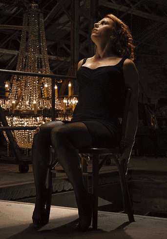 精致的五官 完美的曲线 利落的身手,所以大家喜欢叫她"寡姐"