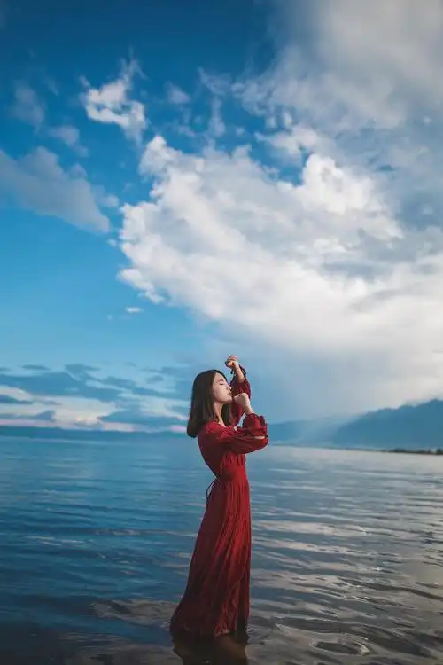 洱海边有你的影子【海边红衣美女】