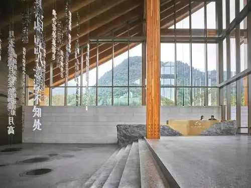 云山艺术馆座落于重庆四面山景区中,艺术馆建筑之初,设计师结合当地