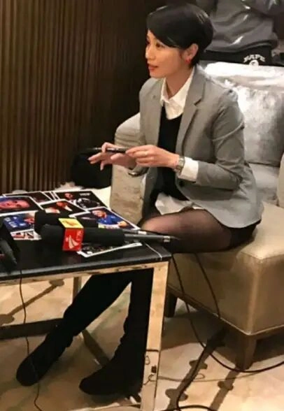 开启了广东体育频道收视密码的主持人郑怡,年近50仍活出真我风采插图1