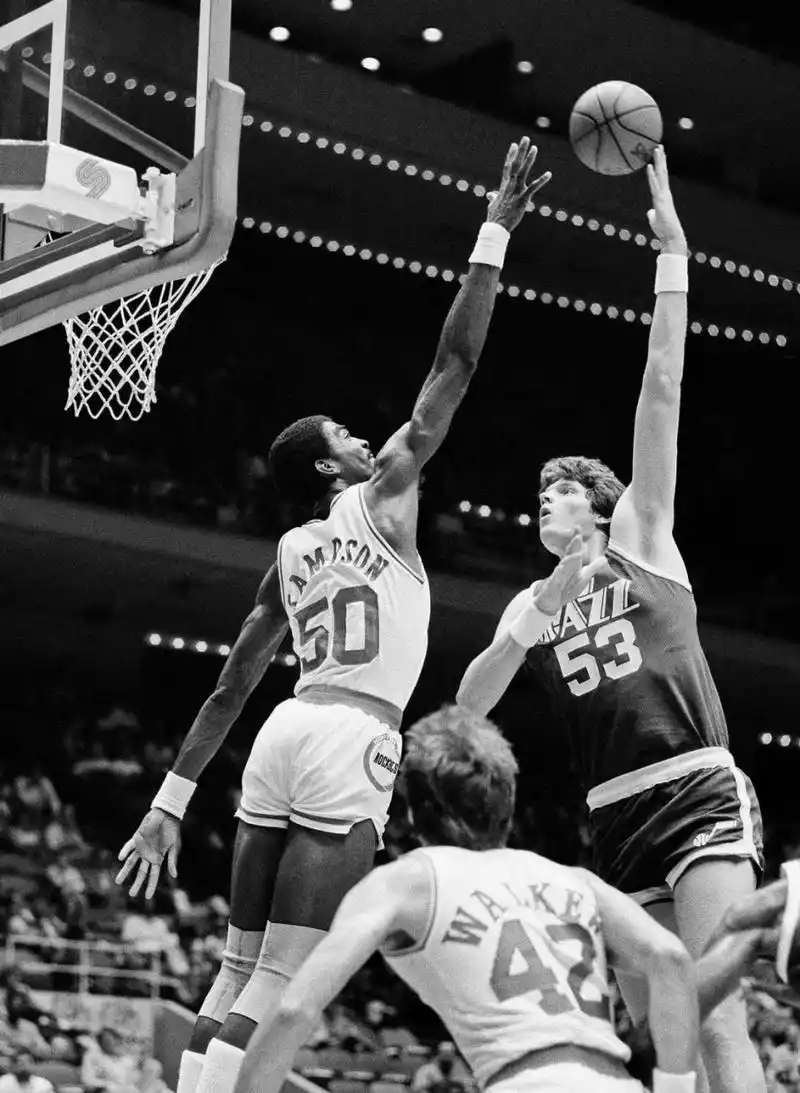 对决—马克·伊顿(犹他爵士53号)和拉尔夫·桑普森(休斯顿火箭50号)