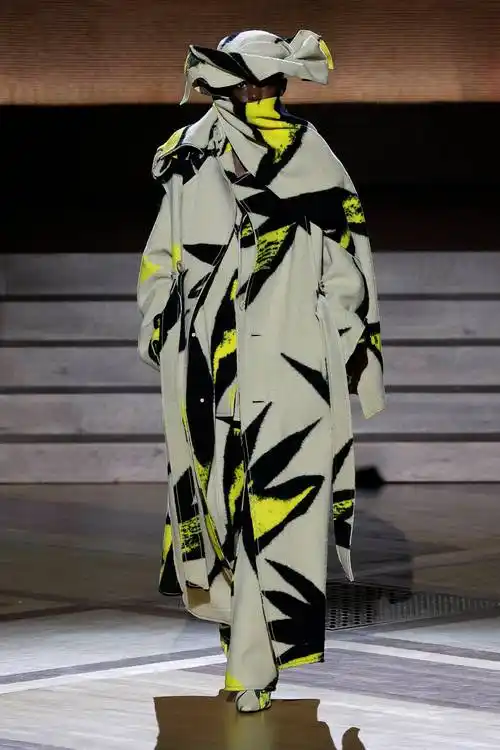 模特在法国巴黎时装周上展示三宅一生品牌的2024/25秋冬新款服装