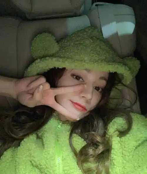 原创时隔近4个月迪丽热巴终于营业晒出自拍闭眼嘟嘴卖萌超可爱