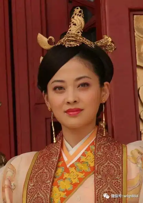 褒姒一直不爱笑,为何在不好笑的烽火戏诸侯场景里,却突然笑了?