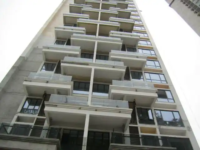 物业也很无奈,因为小区是错层阳台,站在楼上一低头就能看到楼下的阳台