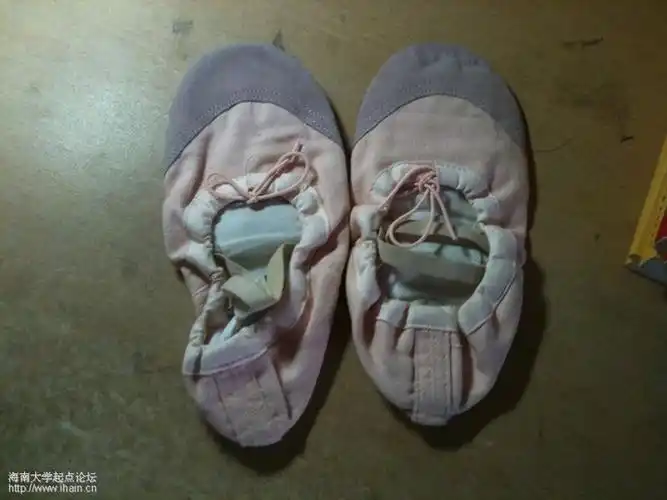 36的舞蹈鞋,里面挺干净,底比较脏,因为在外面跳的,5元拿走