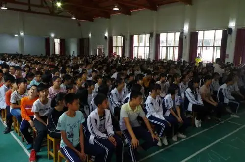 交警丰良中队副中队长李炼明和丰顺一中常年法律顾问金沙律师等三