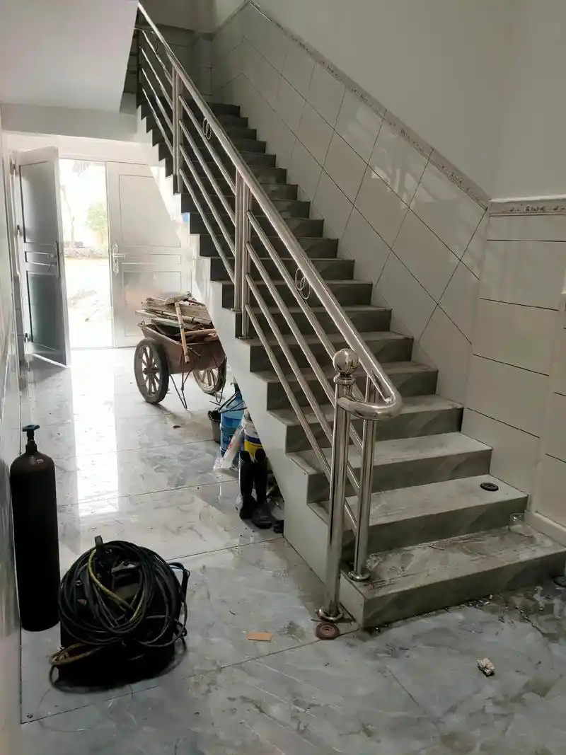 40.6米完工,回家吃汤圆#不锈钢楼梯扶手 #楼梯扶手安装效 - 抖音