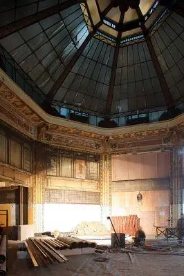 富于传奇的和平饭店最初是由犹太商人维克多·沙逊于1929年构想并建成