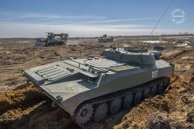 俄罗斯一装甲扫雷车威力巨大爆炸场面如同核爆常被作攻坚武器