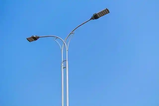 城市中总是灯火通明,马路上的路灯总是能照亮外乡人回家的路.